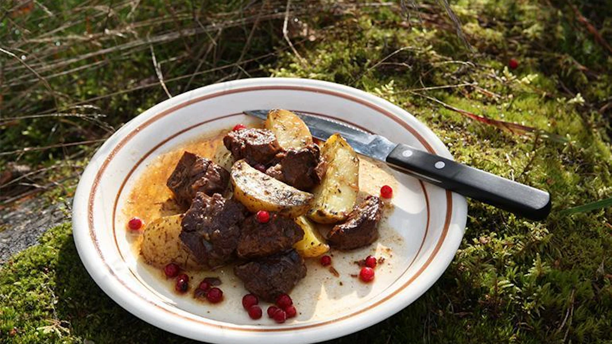 Hirvipata tarjotaan lohkoperunoiden, uunijuuresten tai kuohkean perunamuusin kanssa.