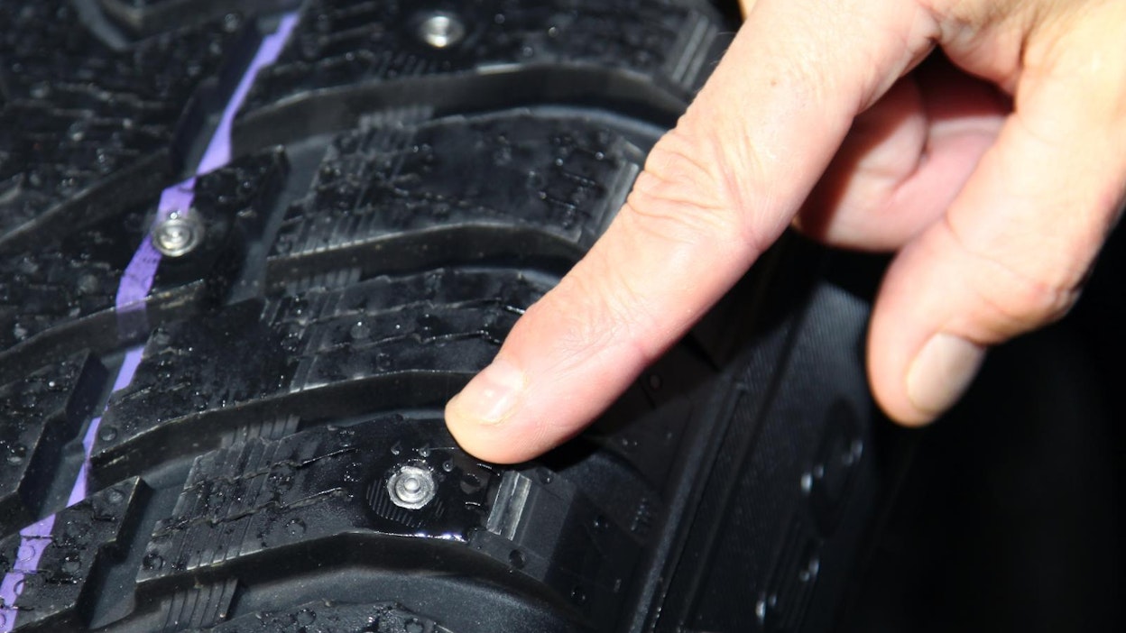 Nasta pitää hyvin liukkaalla, mutta renkaan pitoa voi lisätä muillakin tavoin, kuten kumiseoksessa olevilla pitokiteillä.