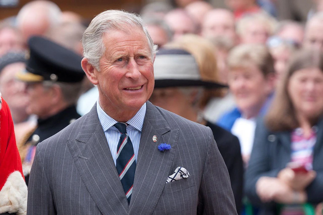 Prinssi Charles on vannoutunut luomuviljelijä. Hän siirsi 360 hehtaarin tilansa luomuun vuonna 1986. https://commons.wikimedia.org/wiki/File:Prince_Charles.jpg