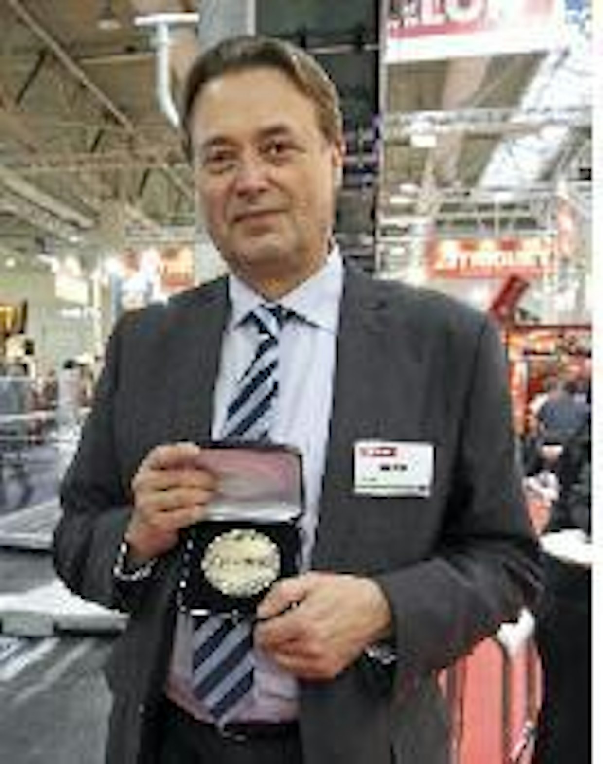 Pellon Groupin toimitusjoh-taja Arto Pohto esitteli ylpeänä  Eurotierissä yhtiölle Manure Master -lannanpoistolaitteesta myönnettyä hopeamitalia.  Manure Master esiteltiin Koneviestin numerossa 16.