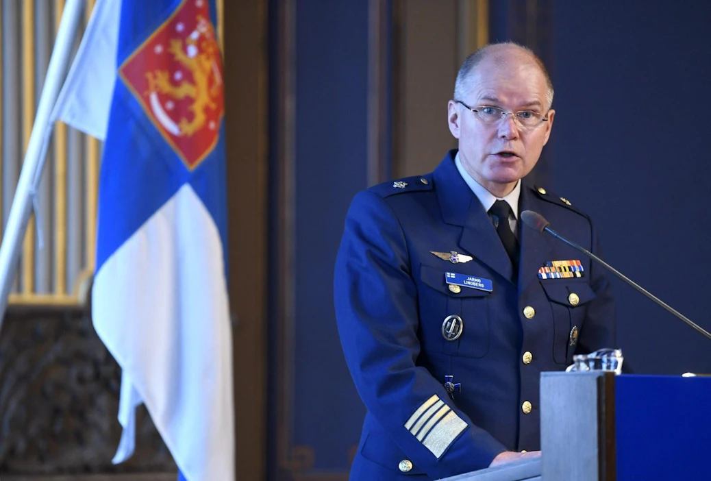 Puolustusvoimain komentaja Jarmo Lindberg puhui Maanpuolustuskurssin avajaisissa. LEHTIKUVA / Heikki Saukkomaa