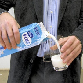 Valion uutta Maito plus-maitoa. Juoma, maito, maitolasi, maitoa kaadetaan lasiin.