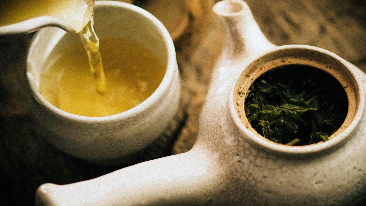 Tänään vietetään teen päivää. Camellia sinensis, Kiinan kamelia, tunnettiin Kiinassa jo tuhansia vuosia sitten lähinnä lääkinnällisistä ja virkistävistä ominaisuuksistaan. Eurooppaan tee rantautui 1600-luvun alussa.