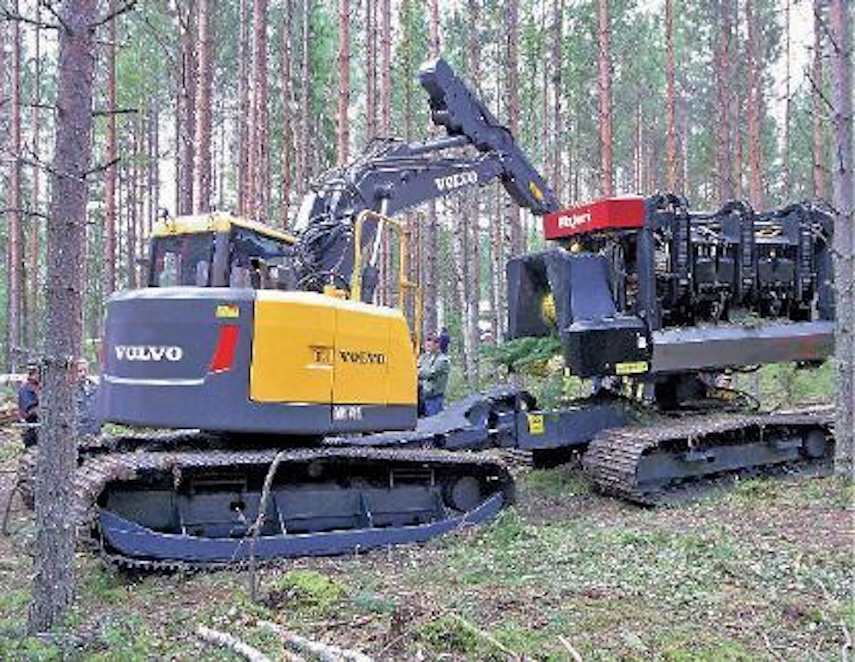 Biotukki esitteli uuden alustakoneratkaisun Fixteri-paalaimelle. Voimakoneena on lyhytperäinen Volvo ERC145 -kaivukone ja paalainyksikkö on myös kaivukonealustan päällä. 900-millisin teloin varustettuna kone pystyy liikkumaan suolla kesäaikaan. Vaunujen välissä on runko-ohjaus. Myöhemmin runkonivelen yhteyteen tulee vakaajasylinterit, joilla etu- ja takavaunua voidaan tukea tai kallistaa pituussuuntaan toisiinsa nähden. (IS)