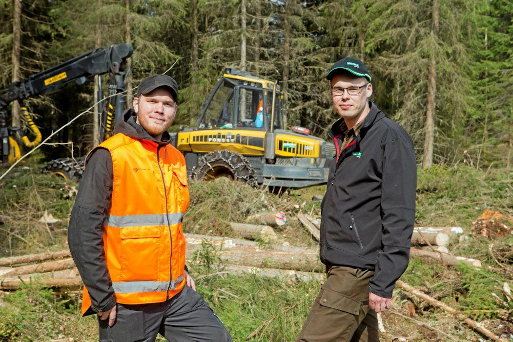 Tuusjärveläisellä leimikolla oli hymy herkässä. Hannu Havu (vas.) ja Pekka-Jussi Jääskeläinen ilahtuivat MTK:n osallistumisesta Finnpulpin tehdashankkeeseen.