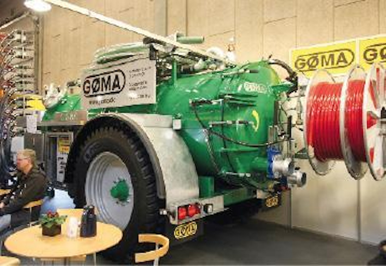 Gøma valmistaa jonkin verran erikoiskalustoa, kuten kuvan erikoisvaunu viemäreiden puhdistukseen. Vaunussa on 5 kuution säiliö ja imupumppu sekä oma säiliö huuhteluvedelle.