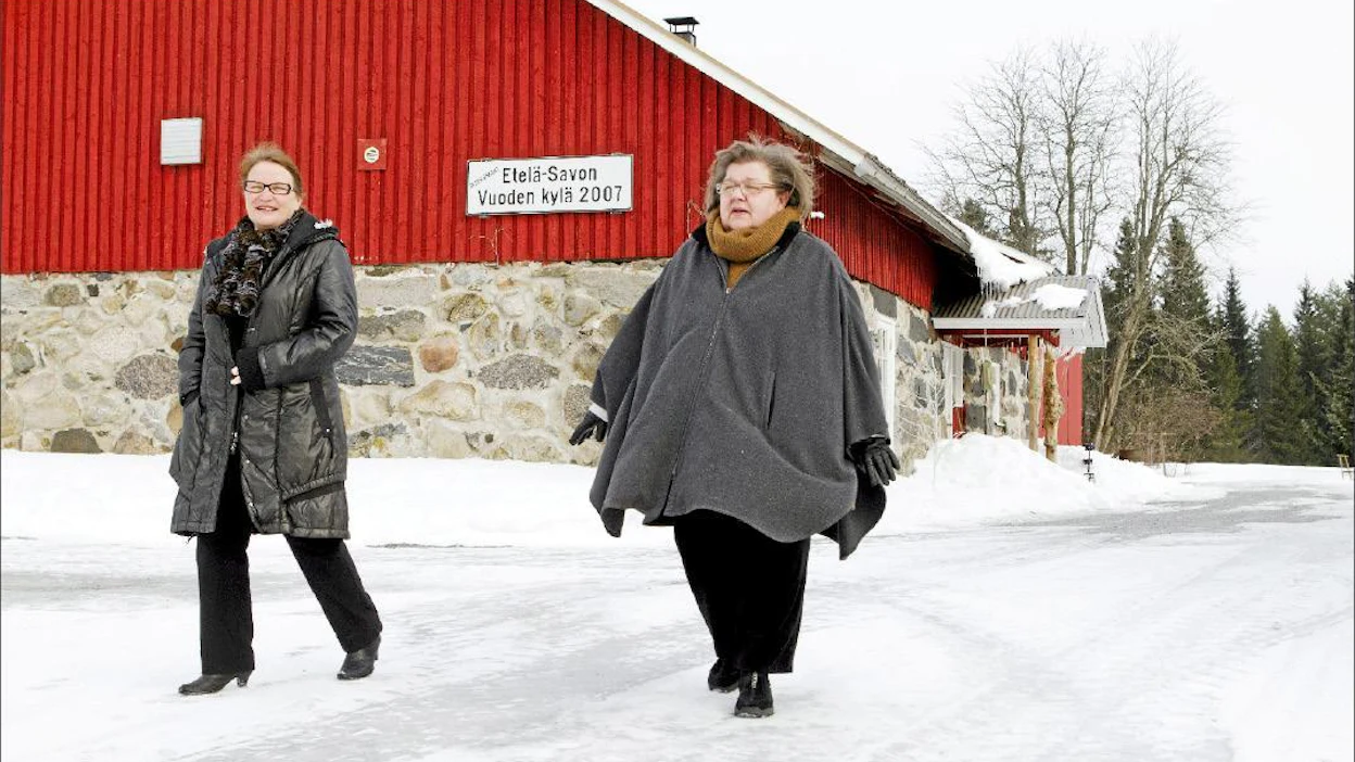 Kangasniemen Ruokomäen kyläseuran puheenjohtaja Marjatta Valkonen (vas.) ja kyläseuran sihteeri Tarja Mykkänen esittelevät ylpeinä vanhaan navettaan rakennettua kylätaloa. Viime vuonna siellä järjestettiin 140 tilaisuutta. Pentti Vänskä