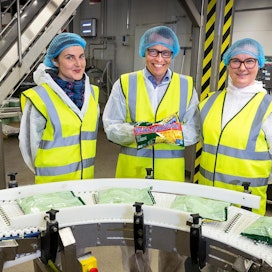 Markku Iivonen esittelee yhtä Säkylän tehtaan suurimmista tuotteista, peruna-sipulisekoitusta. Vasemmalla Maria Pero, oikealla Anu Ora.