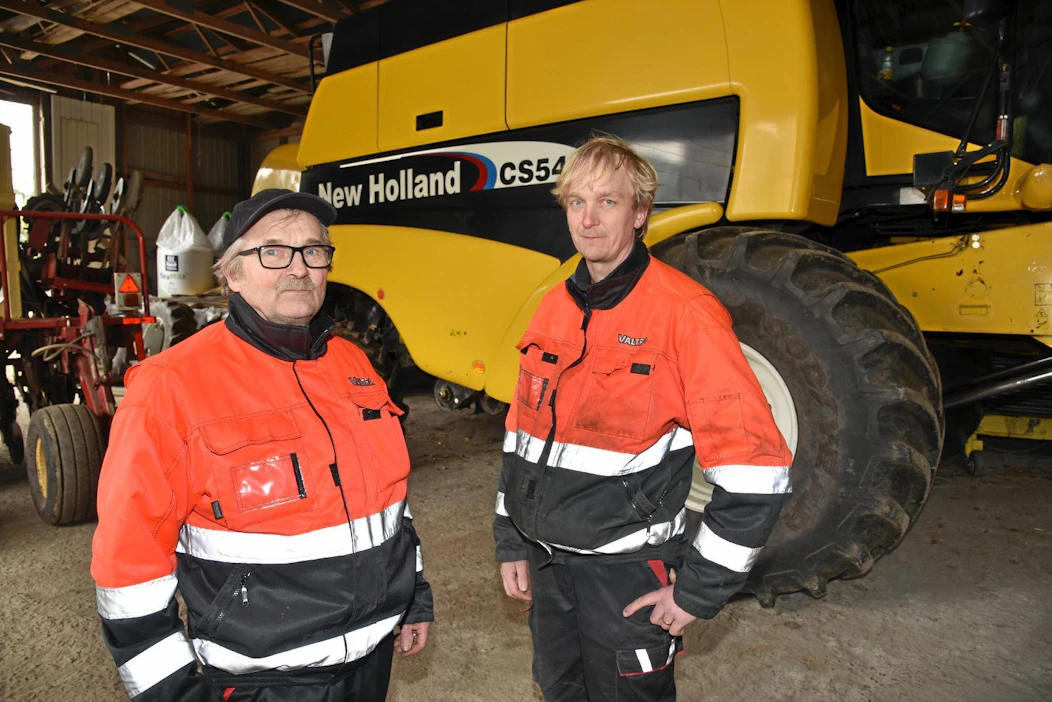 Jukka (vas.) ja Kari Peipinen ovat edelleen tyytyväisiä vuonna 2004 hankittuun, 17-jalkaiseen New Holland CS 540 -puimuriin. He puivat sillä vuosittain noin 300 hehtaaria, joista kolmannes on omia peltoja.