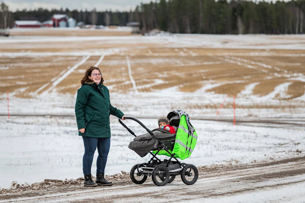 Madelene Lindqvist on RKP:n ensimmäisen kauden kunnanvaltuutettu Vöyriltä. Lindqvist on perhevapaalla, vaunuissa on hänen tyttärensä Agnes Häggblom. Perhevapaan jälkeen Lindqvist palaa toiminnanjohtajan työhönsä ruotsinkielisen Pohjanmaan maataloustuottajien liittoon.
