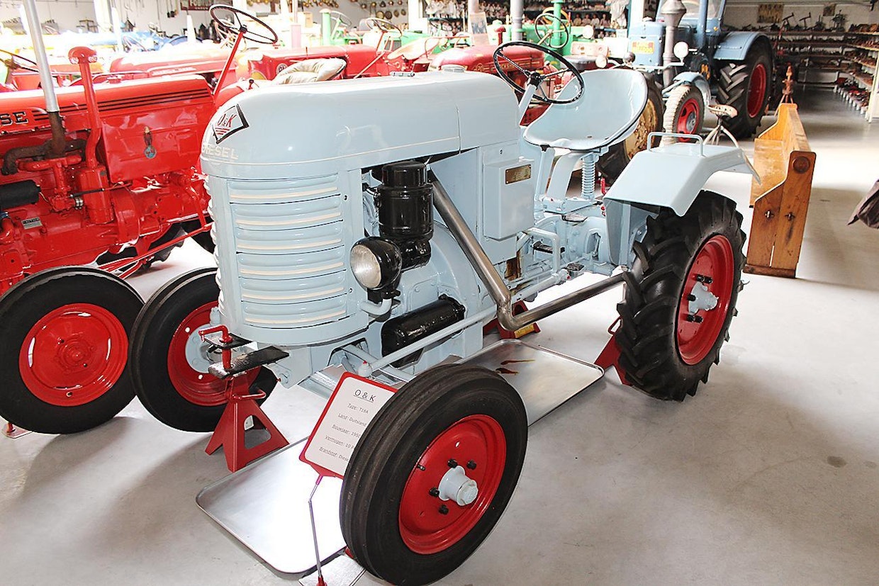 Kaivinkoneistaan ja liukuportaistaan paremmin tunnettu Orenstein &amp; Koppel-yhtymä teki lyhyen aikaa myös O&amp;K-traktoreita. Tehtailu alkoi v. 1938, mutta jo seuraavana vuotena natsihallinto kansallisti juutalaisomisteisen yrityksen, nimeksi vaihtui MBA. Alkuperäinen merkki otettiin käyttöön 10 vuotta myöhemmin. Kannattamattomaksi osoittautunut traktorituotanto päättyi v.1954. O&amp;K T18A kuului viimeiseen mallistoon. Moottori on oma 1-sylinterinen etukammiodiesel, teholtaan 18 hv, 5-numeroisen vaihteiston teki ZF.