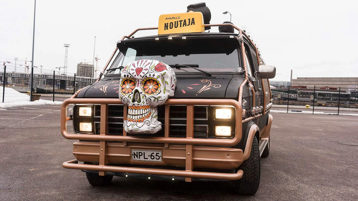 Noutaja on näyttävästi tuunattu auto, jonka kyytiin mahtuu enintään kuusi matkustajaa.