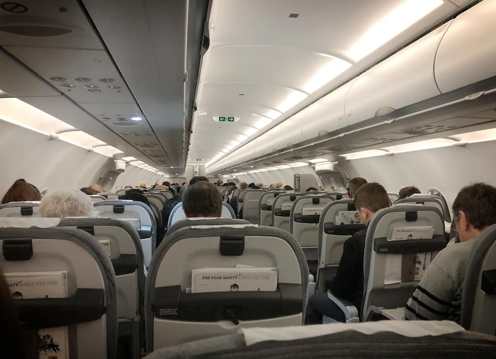 Finnair ei palkkaa toistaiseksi uutta matkustamohenkilökuntaa, vaan aloittaa yt-neuvottelut lomautuksista.