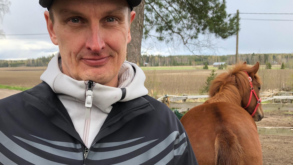 Petri Huikko on osaomistajana kolmessa hevosessa. Yksi niistä on taustalla näkyvä vuoden ikäinen perheen oma kasvatti Lempein (Tähen Toivomus – Joivi).