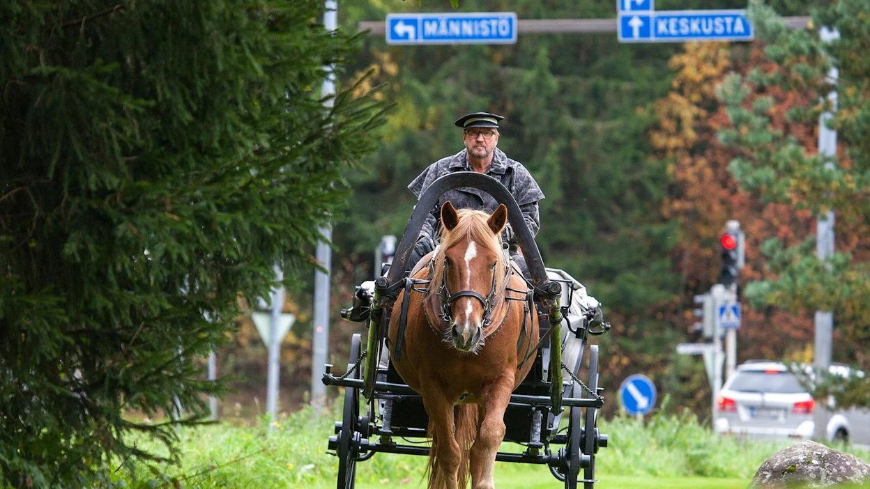 Tapio Karhusella eläke on mahdollistanut sen, että hevosen koulutukseen on voinut käyttää paljon aikaa. 17-vuotiaan Kesäsateen kanssa jokainen vossikkakausi aloitetaan eläinlääkäritarkastuksella. Töitä tehdään niin kauan kun toimintakykyä ja intoa on, Karhunen kertoo. "Jos toimintaan tottunut hevonen laitetaan vain tarhaan seisomaan se voi muuttua apaattiseksi." Nykyisin Kesäsade asuu tallilla Kuopion Ranta-Toivalassa.