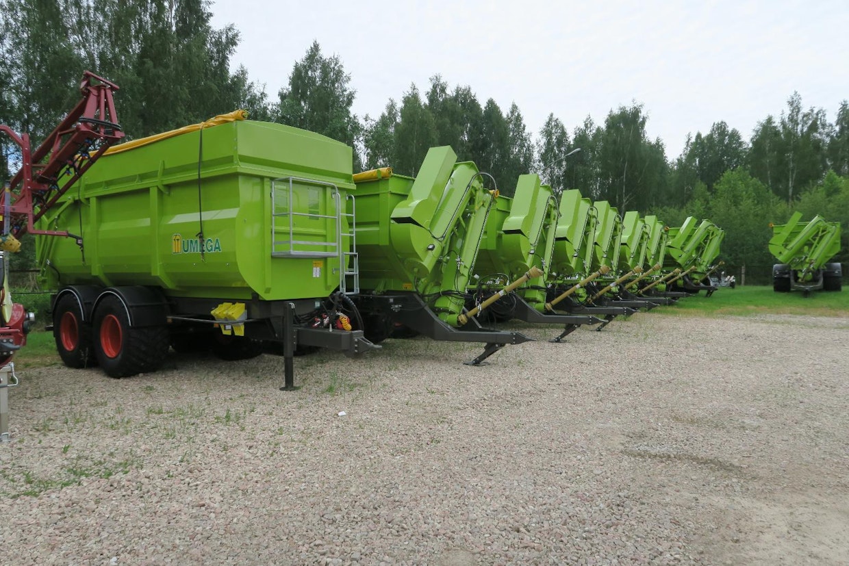 Latvialainen Umega on pääasiassa traktorin peräkärryihin erikoistunut yritys. Konekeskon pihalla olevien uusien kärryjen rivistä päätellen tuotteet ovat kotimaassaan suosittuja.