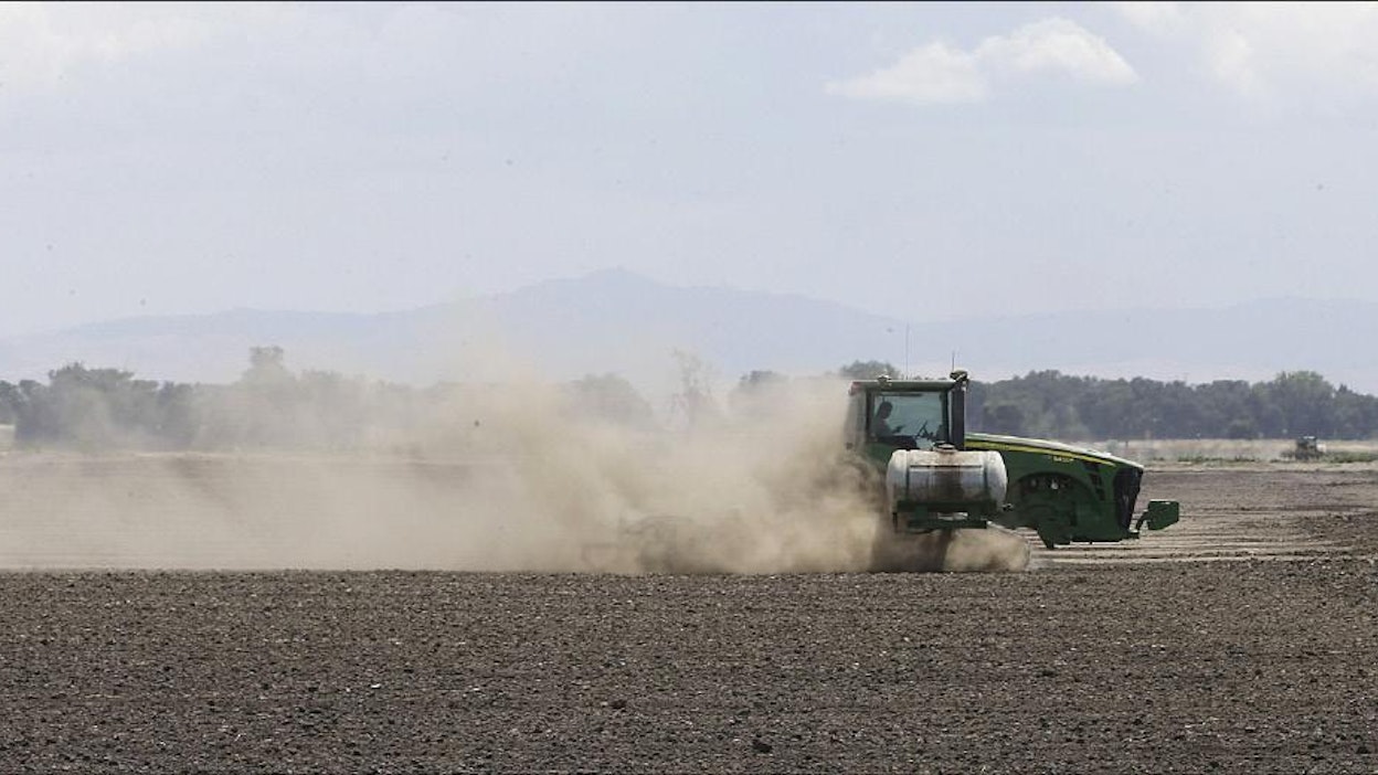 Traktori nostatti sakean pölypilven, kun viljelijä muokkasi peltojaan toukokuussa Yhdysvaltain Kaliforniassa lähellä Stocktonia. Kalifornian osavaltiota koettelee ennätysmäinen kuivuus, jonka vuoksi keinokastelua on rajoitettu. Esimerkiksi Stocktonin alueella osa viljelijöistä pitää kiinni vesioikeuksistaan ja pumppaa joesta vettä pelloilleen kiellosta huolimatta. Rich Pedroncelli/AP Photo/lehtikuva