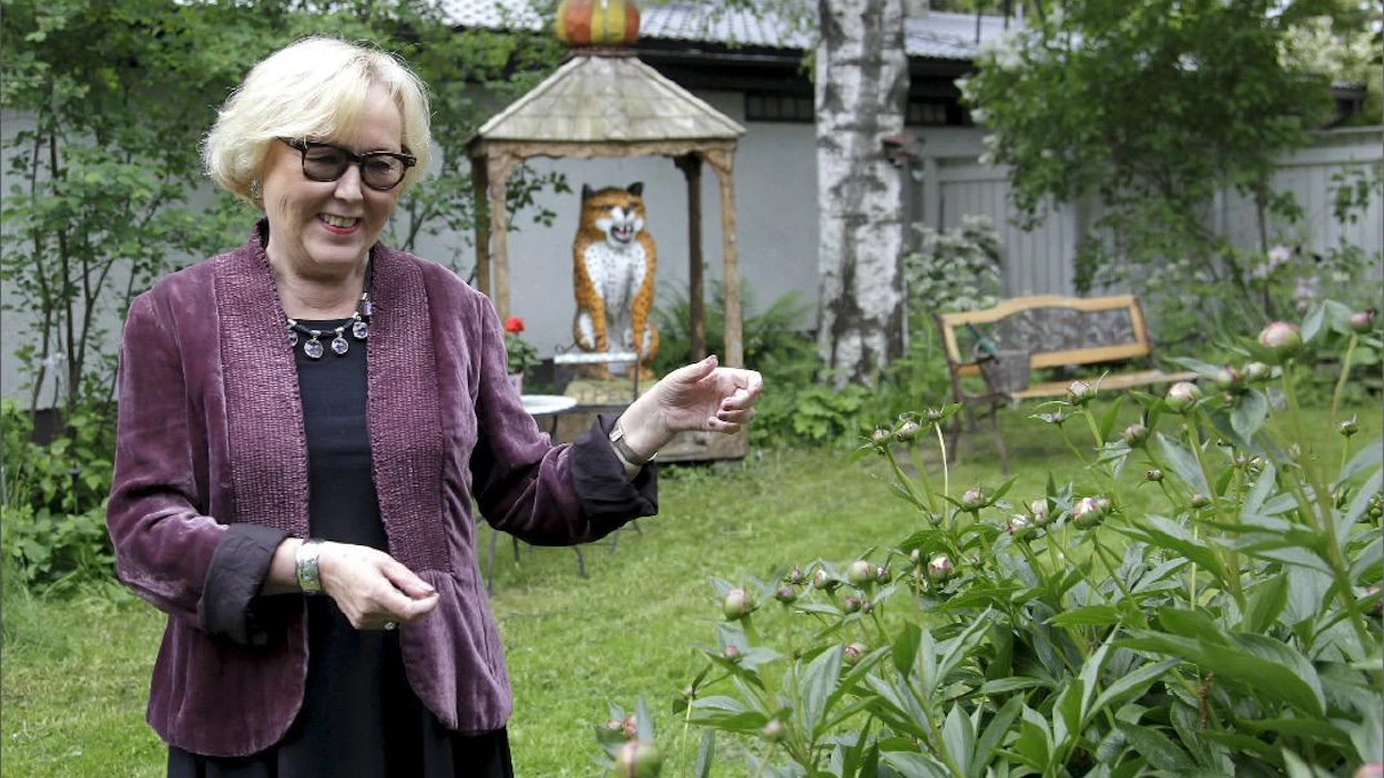 Jaana Kankaanpää ”En liikahda täältä mihinkään”, Liisa Heikkilä-Palo kommentoi lomanviettoaan.”Joskus täytyy tulla stoppi. Hoidan puutarhaa ja pidän lomaa taiteen keskellä.”
