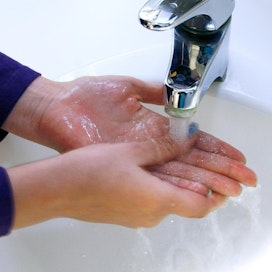 Käsiä olisi lääkärin mukaan hyvä pestä flunssakaudella päivittäin reilusti toistakymmentä kertaa.