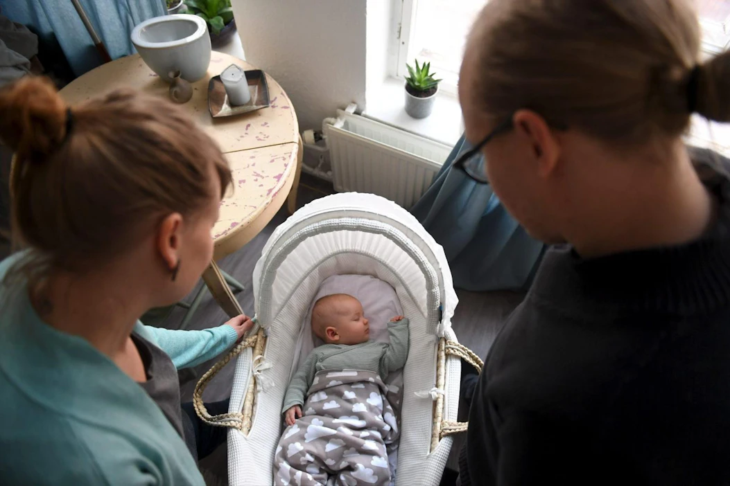Molemmille vanhemmille tulisi oma seitsemän kuukauden kiintiö, josta voisi luovuttaa toiselle kolme kuukautta.