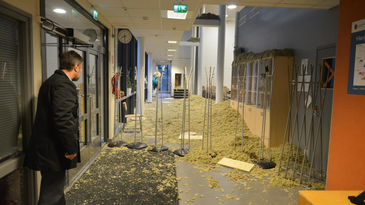 Noin kuusikymmentä neliömetriä ruokalan sisäkattoa oli tiistain vastaisena yönä romahtanut alas Harjurinteen koulussa Loviisassa Uudellamaalla.