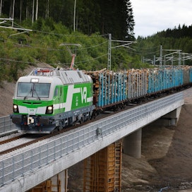 Tehtaan koekuljetukset ovat alkaneet. Ensimmäinen sähkövetoinen tavarajuna saapui Jyväskylästä Äänekoskelle viime viikolla.