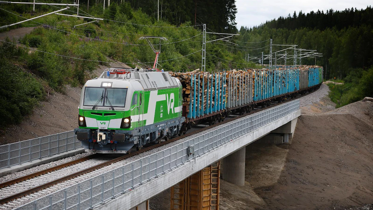Tehtaan koekuljetukset ovat alkaneet. Ensimmäinen sähkövetoinen tavarajuna saapui Jyväskylästä Äänekoskelle viime viikolla.