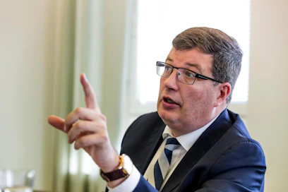 Eduskunnan varapuhemies Arto Satosen mielestä sanomalehti pitää saada jaettua painettuna jokaiseen talouteen myös tulevaisuudessa.