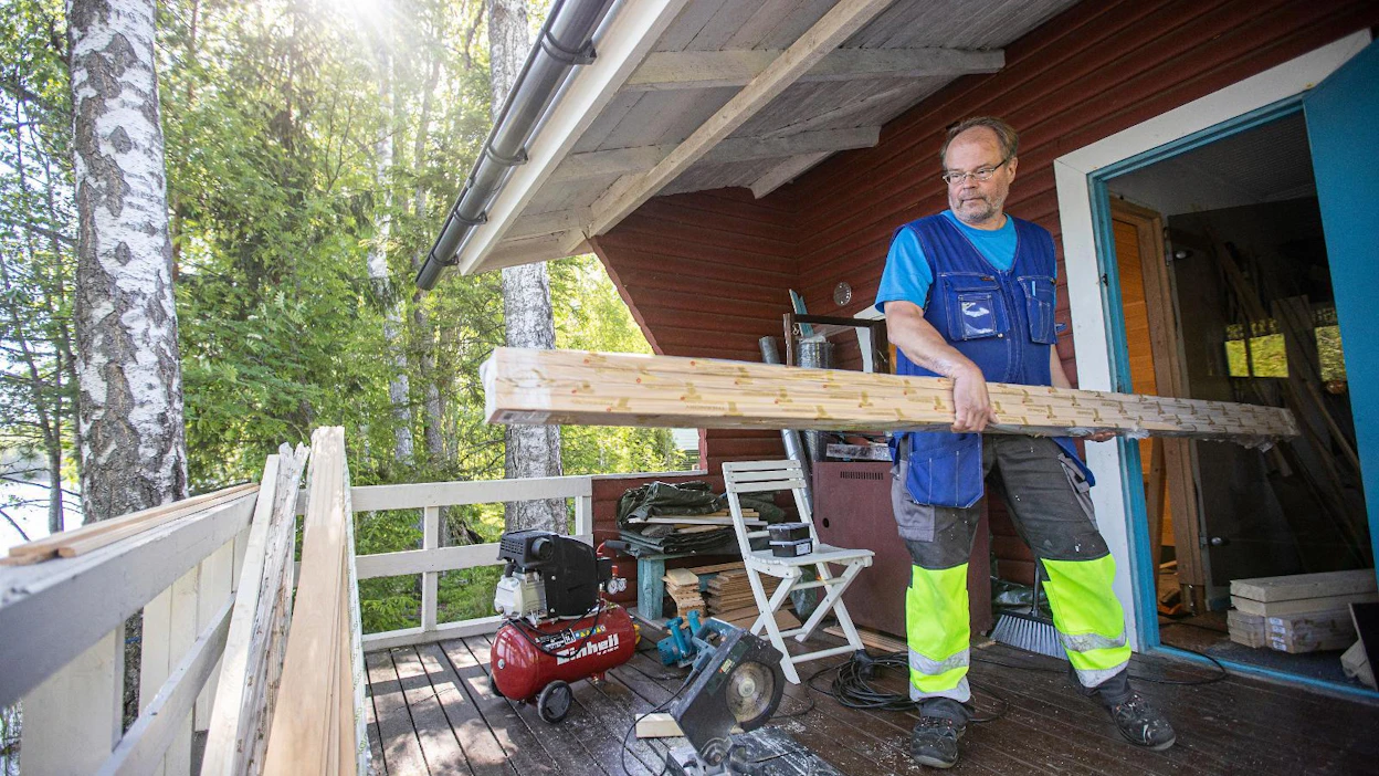 Mökkitalkkari Jukka Vuorinen remontoi parhaillaan 1960-luvun rantasaunaa pienen päijäthämäläisen järven rannalla. Sauna alkoi kallistua järveen, mutta Vuorinen oikaisi sen ja työstää nyt uusia lauteita. "Juhannuksena pitäisi olla valmista."