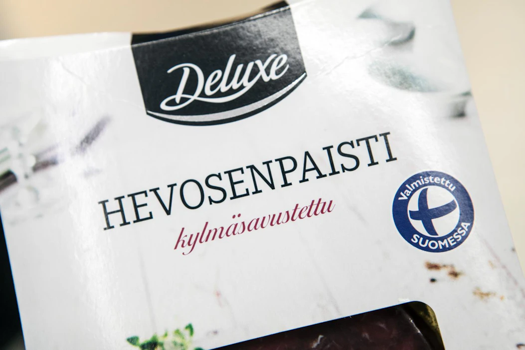 Lidlin Deluxe-hyllystä löytyy kylmäsavustettua hevosenpaistia. Sen etupuolelle on präntätty siniristilipun kera teksti: Valmistettu Suomessa. Kun pakettia kääntää, siellä todetaan lihan alkuperästä: Kanada/ Uruguay / Meksiko / Argentiina.