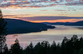 Inarijärven tyypillistä maisemaa ovat suurten selkien lisäksi pitkät vuonot, kapeat salmet, kivikkoiset rannat ja isot saaret.