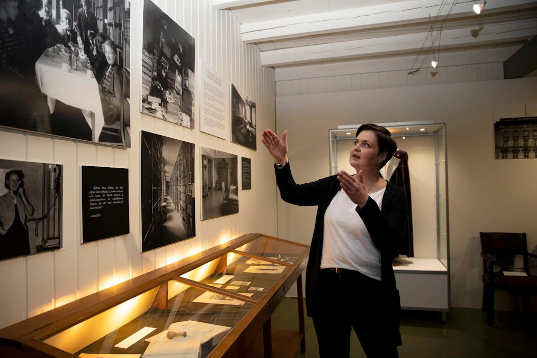 "Tuossa ovat aikansa tiedehuiput", esittelee museonjohtaja Hannele Lehtonen vanhoja valokuvia kuvia Liedon Vanhalinnassa.