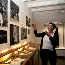 &quot;Tuossa ovat aikansa tiedehuiput&quot;, esittelee museonjohtaja Hannele Lehtonen vanhoja valokuvia kuvia Liedon Vanhalinnassa.
