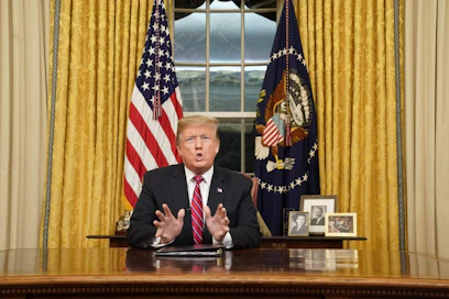 Yhdysvaltain presidentti Donald Trump on pitänyt suoran televisiopuheen Valkoisen talon toimistostaan.