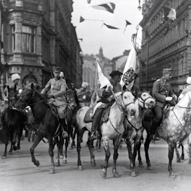Valkoisten voitonparaati pidettiin Helsingissä 16.5.1918. LEHTIKUVA / HANDOUT / GUNNAR LÖNNQVIST