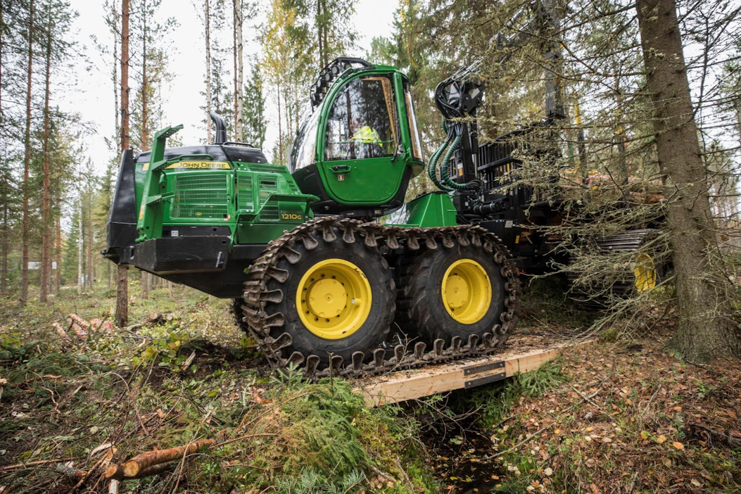 Kummiopiskelijat vierailevat Metsä Groupin työmailla ja John Deeren toimipisteissä.