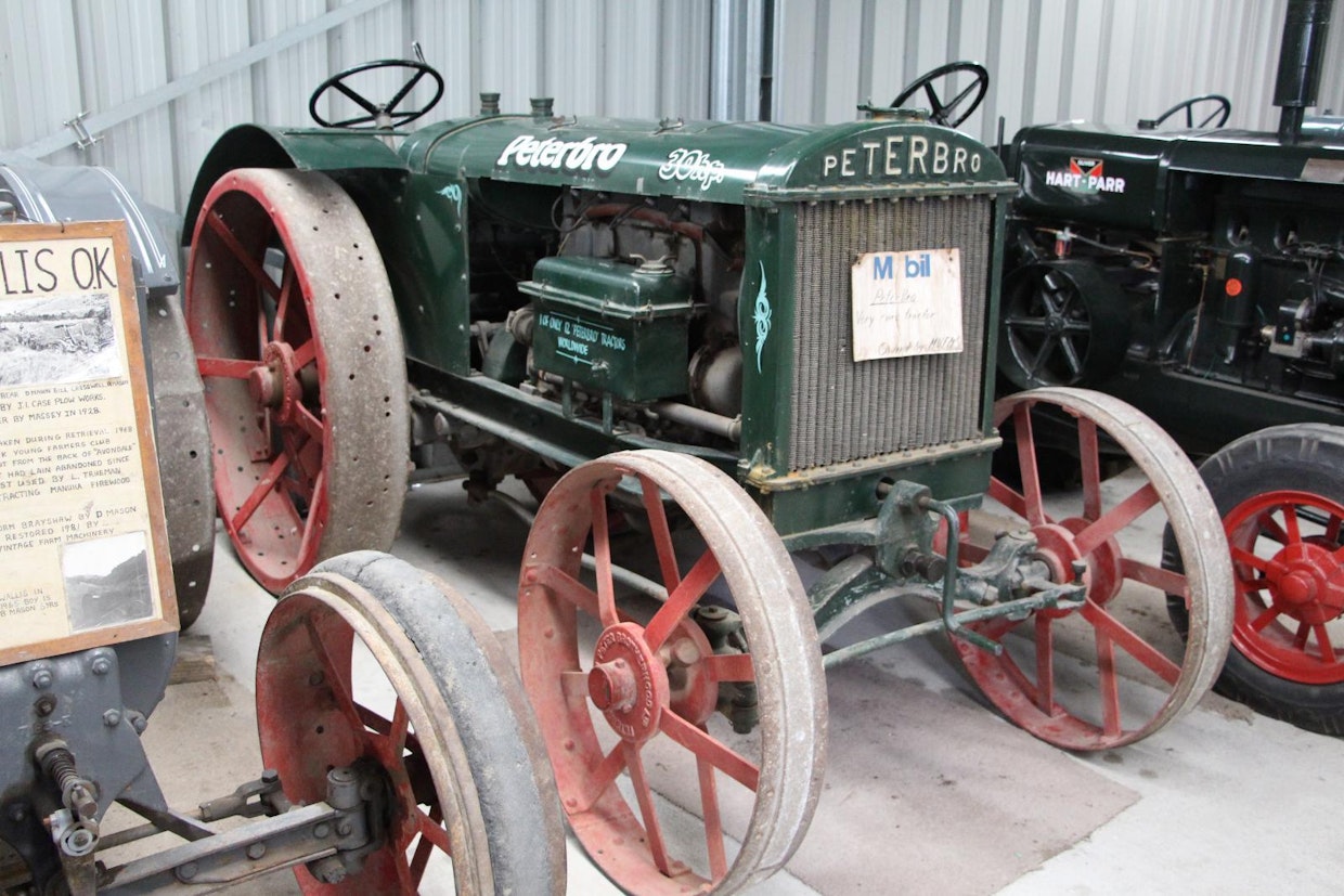 Englantilainen Peter Brotherhood Ltd. aloitti vuonna 1920 Peterbro-traktorin tuotannon, mutta tasokkaan koneen kysyntää rajoitti sen hillitön hinta. Englantilaiset pitivät sen 30-hevosvoimaista Ricardo- moottoriakin turhan tehokkaana, mutta Australiassa ja Uudessa-Seelannissa Peterbro oli hyvässä maineessa. Niinpä hieman yli kymmenestä säilyneestä traktorista ainakin neljä on tallennettuina Uuden- Seelannin museoihin. Tämä yksilö on vuodelta 1922. (Blenheim)
