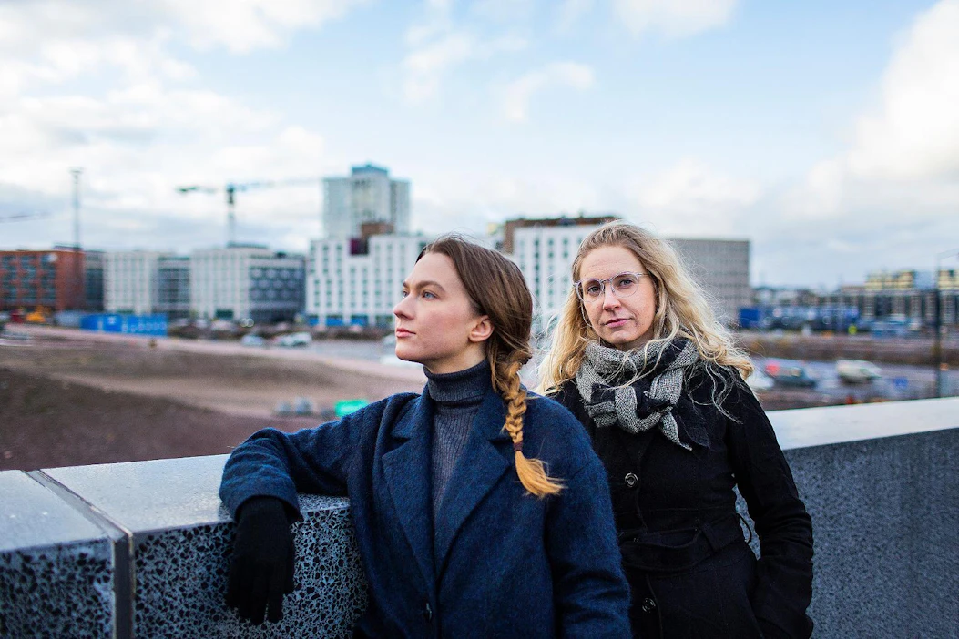 Taloustoimittajat Karla Kempas (vas.) ja Veera Tegelberg julkaisivat huhtikuun alussa kirjan Voittajien ja häviäjien Suomi, jossa pureudutaan asuntovarallisuuden eriytymiseen.