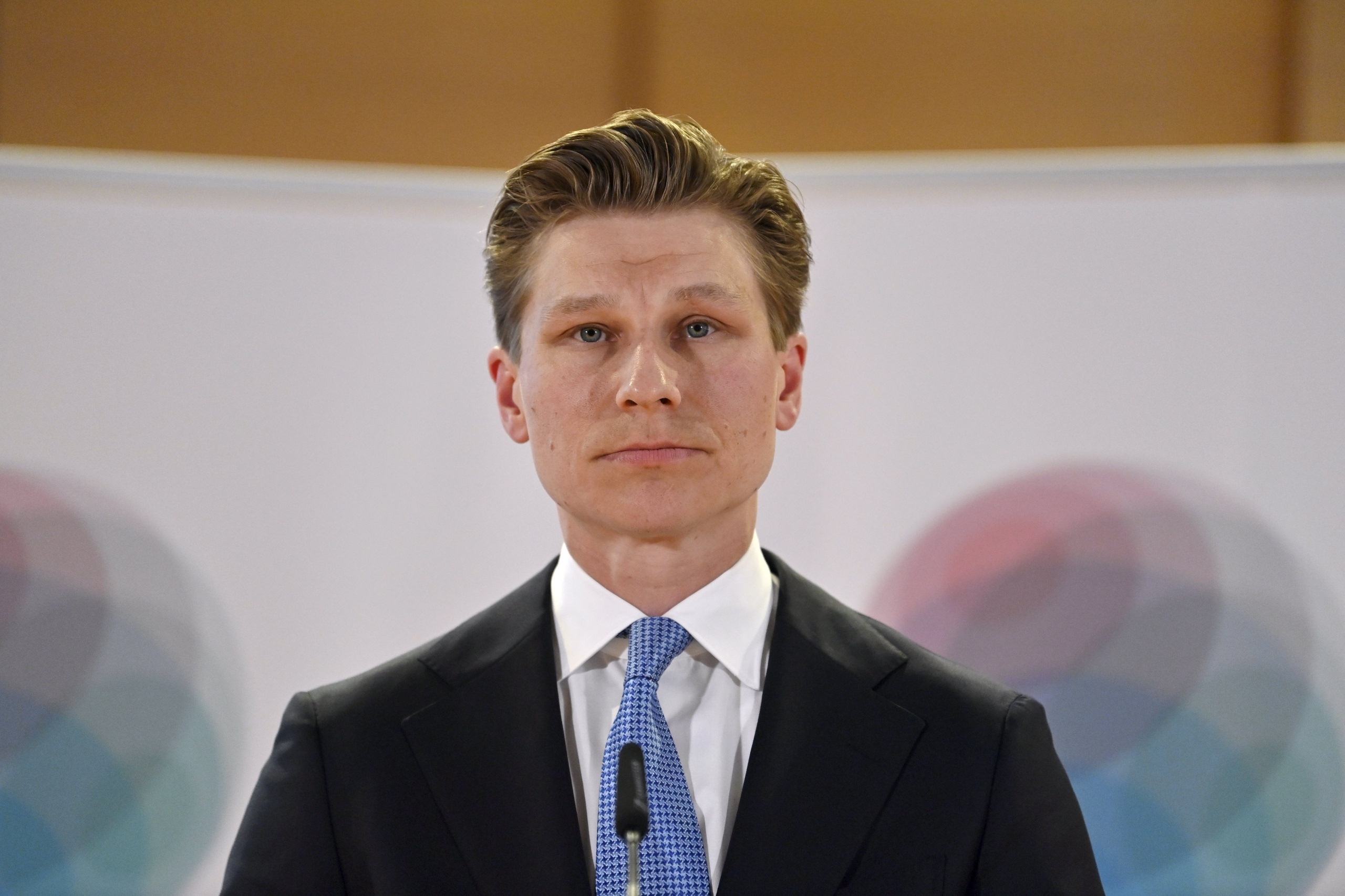 Puolustusministeri Antti Häkkänen (kok.) mainitsee esimerkkinä viimeisen kahden vuoden aikana tapahtuneet merenalaisen infrastruktuurin rikkoutumiset. LEHTIKUVA / Eeva-Maria Brotherus. 