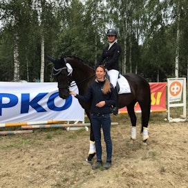 Chopin-H on Roosa Haapsalon ykköskisahevonen. Hevosen omistaa kuvassa ratsukon kanssa seisova Anne Soikkeli. Ratsukkoa valmentaa Jasmin Sikström.