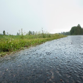 Sadetta on odotettu jo yli kuukauden päivät. Suomen ylittänyt matalapaineen rintama tuo lohdun pelloille.