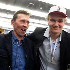 Juha Latvala ja Otto Latvala tapasivat Helsinki-Vantaan lentokentällä jääkiekon U20 -maailmanmestareiden palatessa Kanadasta Suomeen maanantaina.
