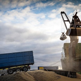 Vuodelta 2019 olevassa kuvassa Apetit-konserniin kuuluvan Avena Nordic Grain Oy:n kauraa lastattiin laivaan kohti Espanjaa. Tämän vuoden heikko viljasato on laskenut yhtiön viljakaupan liikevaihtoa.