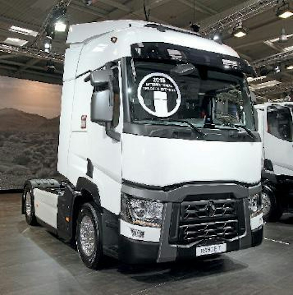 Renault Trucks pokkasi arvostetun Truck of the Year -palkinnon T-sarjalaisella. Palkintoraati nosti erityisesti esille huipputason ratkaisut aerodynamiikassa sekä kuljettajan olosuhteet niin ajossa kuin levossakin.