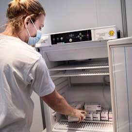 Euroopan rokotusvauhtia ovat jarruttaneet ongelmat muun muassa Astra Zenecan rokotteiden toimitusten kanssa. Lehtikuva/AFP