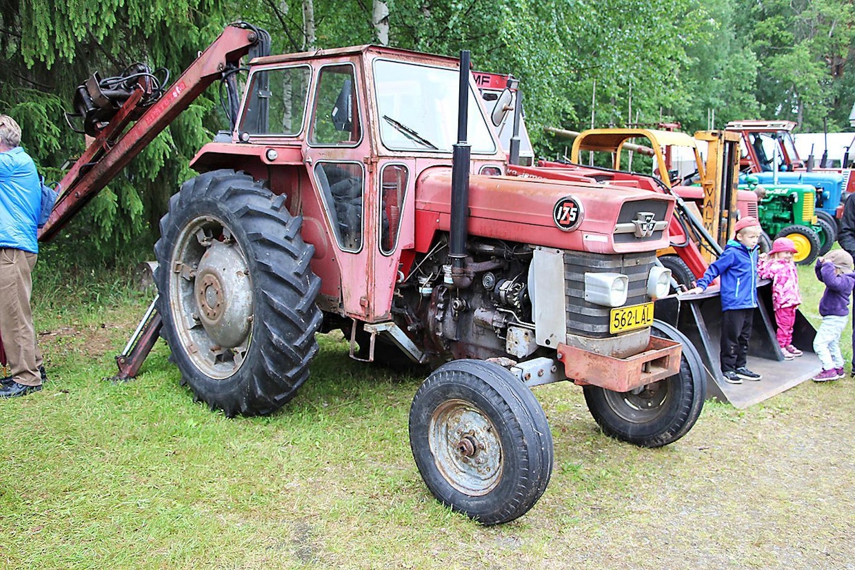 Massey-Ferguson 175 oli vuonna 1964 lanseeratun 100-sarjan suurin traktori kolmen vuoden ajan. Se oli myös malliston ainoa kokonaan uusi traktori, MF130, 135 ja 165 kun pohjautuivat paljolti aiempiin malleihin. Alussa Multi-Power-vaihteisto oli vakiona, S-kirjain ilmestyi 175-logon taustalle vuonna 1968, jolloin tehtiin muutoksia polttoainelinjaan. Mallin valmistus Englannin Coventryssä päättyi vuonna 1971, USA:ssa 4 vuotta aiemmin. (Kitee)