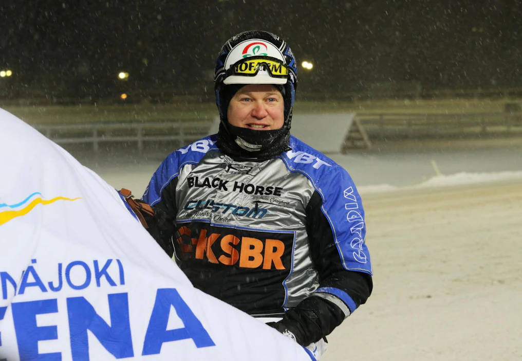 Antti Ojanperän tallin hevosilla on monta voittosaumaa Kaustisella.