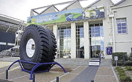 Museon nimi ”l´Aventure Michelin” antaa ymmärtää kyseen olevan muustakin kuin renkaista. Museo siirrettiin nykyiselle paikalleen vuonna 2009, Edouard Michelinin aloitteesta. Etualalla tehtaan suurin,  liki 5-metrinen maansiirtorengas.