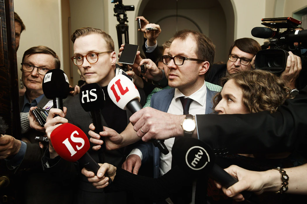 Kiinnostus uutisia kohtaan on Suomessa suurempaa kuin monessa muussa vertailun kohteena olleessa maassa. Kuvassa toimittajia hallitustunnusteluihin liittyneessä tiedotustilaisuudessa eduskunnassa toukokuussa 2019. LEHTIKUVA / Roni Rekomaa.