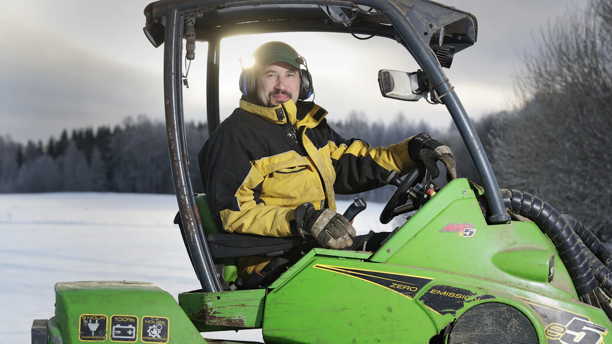 Oma sähköntuotanto pyritään käyttämään tehokkaasti hyväksi. Pienkuormain on akkukäyttöinen, Tero Lahti kertoo.